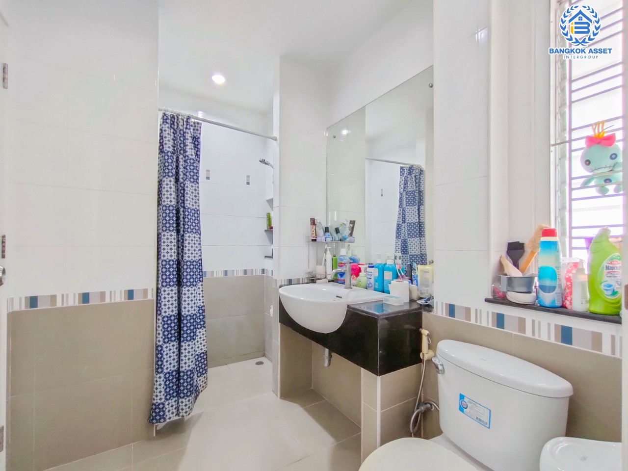 บ้านมือสองนนทบุรี ม.กาญจนาลักษณ์ เทพศิรินทร์ เนื้อที่ 41.7 ตร.ว. ฟังก์ชัน 3 ห้องนอน 2 ห้องน้ำ จอดรถได้ 1 คัน บนทำเลเชื่อมต่อถนนกาญจนาภิเษก ใกล้เซ็นทรัลเวสต์เกต ทางด่วน "ศรีรัช" และรถไฟฟ้าสายสีม่วง "สถานีตลาดบางใหญ่"